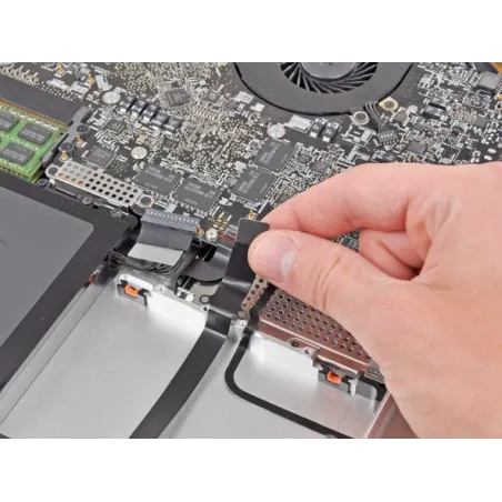Réparation Nappe Disque Dur MacBook Pro 17\"